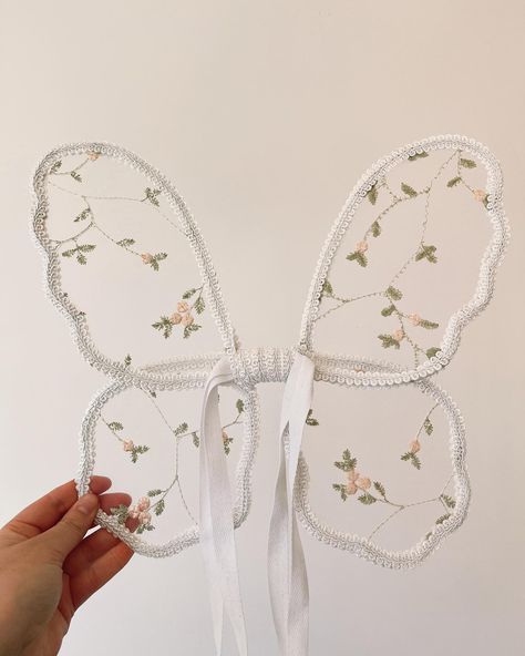 Butterfly Ideas Decoration, Toddler Fairy Wings, Flower Fairy Wings, Wings Diy, Diy Wings, Diy Hair Scrunchies, Vintage Fairy, Baby Fairy, Wings Costume