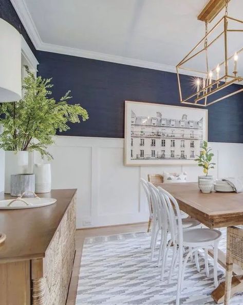 30 Grasscloth Wallpaper Ideas With Pros And Cons - Shelterness Wallpapered Dining Room, Navy Grasscloth Wallpaper, Havenly Dining Room, Wallpaper Dining Room, Wallpaper Dining, Dining Room Navy, Dining Room Farmhouse, Neutral Dining Room, Dining Room Wainscoting