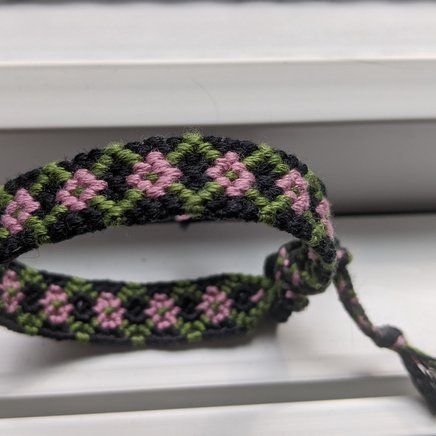 Simple Friendship Bracelet Patterns 3 Colors, Nature Friendship Bracelet, Aesthetic Bracelet Patterns, Friendship Bracelet Ideas Pattern, Normal Friendship Bracelet Patterns, Normal Bracelet Patterns, Normal Pattern Bracelet, Flower Bracelet Pattern, Broom Flower