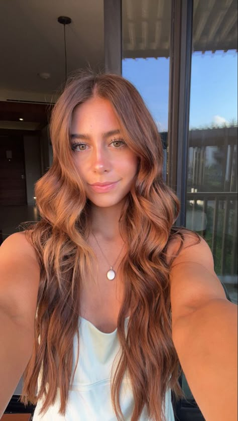 Coppery Brown Hair, Halle Sandberg, Brunettes Balayage, Dyeing Hair, Warm Brown Hair, Hairstyle Examples, Curling Hair, Fashion Outfits Dresses, Hair 2022