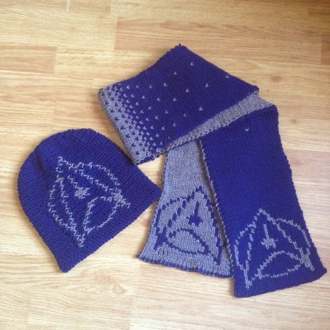 Star Trek Knitting, Crochet Star Trek, Star Trek Crafts, Star Trek Cross Stitch, Hat Scarf Combo, Star Trek Insignia, Star Wars Blanket, Duplicate Stitch, Knit Circle