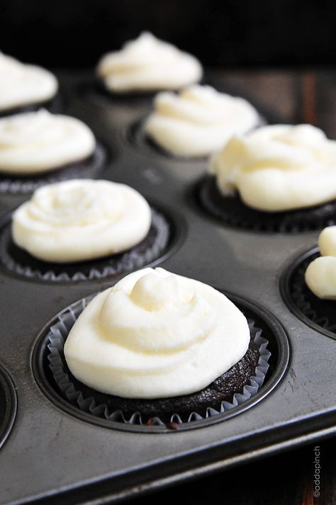 Vanilla Buttercream Frosting Recipe, Oreo Cupcake, Best Chocolate Cupcakes, Cupcake Mix, Giant Cupcake, Cupcake Recipes Chocolate, Vanilla Buttercream Frosting, Buttercream Frosting Recipe, Mini Cupcake