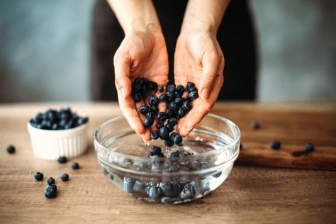 Clean Berries, Washing Berries, Wash Berries, How To Wash Strawberries, Guilt Free Snacks, Fruit And Vegetable Storage, Growing Strawberries, Fruit Storage, Distilled White Vinegar