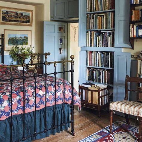 Blue English Country Bedroom, English Bedroom Classic, English Countryside Bedroom, Old English Bedroom, Classic Eclectic Decor, British Bedroom, English Bedroom, English Cottage Bedroom, English Townhouse