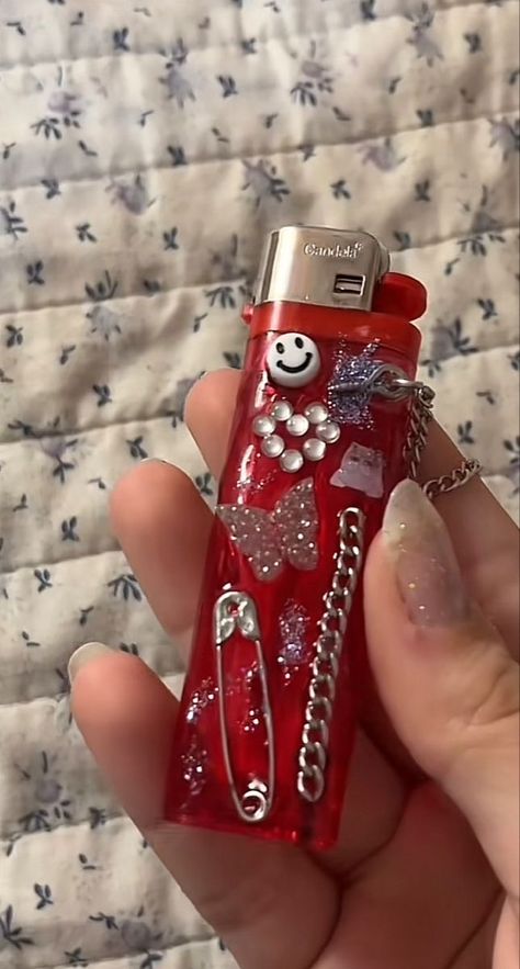 Diy Decorate Lighter, Lighter Art, Custom Lighters, Bling Ideas, Rhinestone Projects, Cool Lighters, Pretty Pens, Red Valentine, Lighter Case