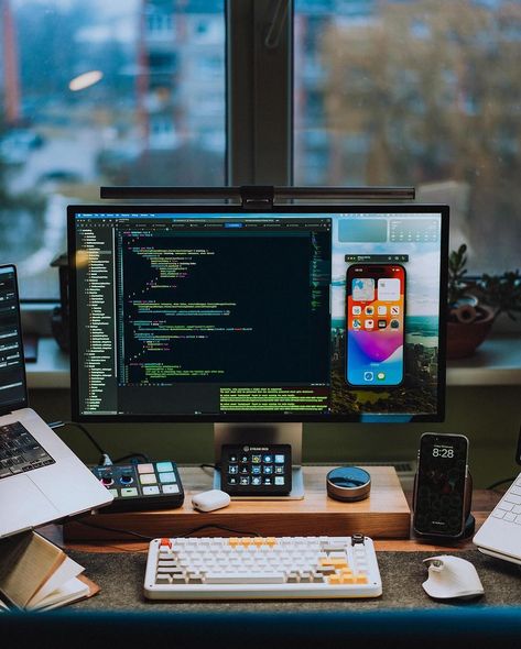 Functional triple display setup by @aivars_meijers || Make sure to leave a rating 1 - 10 🏷 || Tag or Send us to be uploaded - Follow @itsworkflow - #setups #roomporn #m1mac #setupinformation #macsetup #setup #workflow #isetups #itsworkflow #desksetup #officevibes #workspace #workspaceinspo #deskdecor #setupwars #plannersetup #dreamdesk #designerdesk #smarthome #homekit #WorkFromHome #wfhsetup #minimalsetup Studio Display Setup, Apple Monitor, Monitor Setup, Mac Setup, Dream Desk, Computer Desk Setup, Desk Setups, Planner Setup, Pc Setups