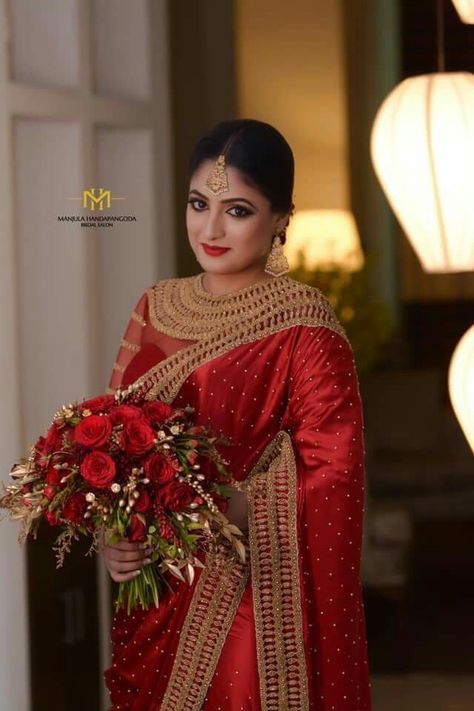 Indian Wedding Bridesmaids, Sri Lankan Wedding, Bridal Sari, Wedding Red, Saree Design, Red Saree, Red Wedding, Wedding Bridesmaids, Saree Designs