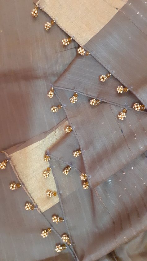 Bead Hangings For Blouse Sleeves, Blouse Hand Hanging Designs, Saree Edge Designs, Saree Pallu Kuchu Designs Latest, Dupatta Tassels Designs, Tassels Diy Tutorials, Pallu Designs, Saree Kuch, Saree Tassel