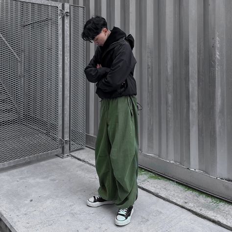 Brown Parachute Pants Outfit Men, Mens Parachute Pants Outfit, Parachute Jacket Outfit, Mens Parachute Pants, Parachute Pants Outfit Men, Parachute Pants Men, Green Parachute Pants, Softboy Outfits, Parachute Pants Outfit