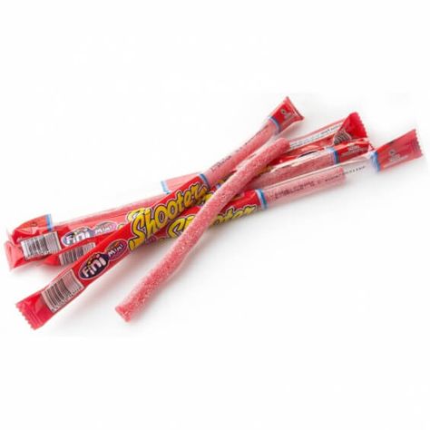 Un bonbon acidulé à la fraise !  La paille Shooter Fraise de Fini, c'est un bonbon gélifié et acidulé tout rouge, au bon goût de fraise.  Avec sa forme de paille, il vous sera facile de s'en servir pour boire une boisson avant de déguster le bonbon. Un bonbon fun, ludique et délicieux !  Vos enfants vont adorer et les gourmands aussi.  Retrouvez tous vos bonbons Fini préférés, en vente sur notre site Génération Souvenirs.   Bonbon paille géante shooter Fraise Vendu à l'unité Bonbon emballé indiv Sans Gluten