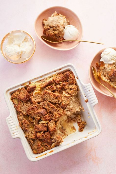 Banana Bread Pudding is the combination of banana bread and bread pudding. Leftover Banana Bread, Banana Bread Pudding Recipe, Leftover Banana, Custard Bread Pudding, Banana Bread French Toast, Sweet Banana Bread, Banana Bread Pudding, Cookies Bakery, Recipe Folder