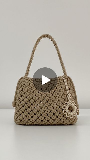 Crochet Bag With Macrame Cord, Let Be Macrame, Macrame Bags Handbags, Macrame Tote Bag Tutorial, Macrame Bags Tutorial, Macrame Bag Tutorial How To Make, Makrame Bags Tutorial, Macrame Bag Diy Tutorials, Macrame Handbag Tutorial