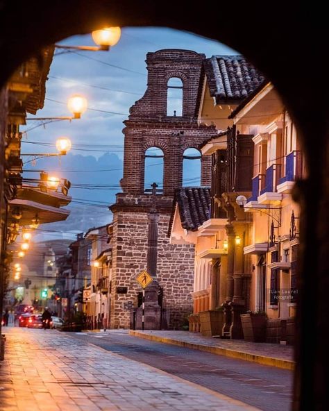 Las calles de Ayacucho_ Perú Machu Picchu, Textile Art, South America, Patagonia, Peru, The Good Place, Times Square, Book Art, Vision Board