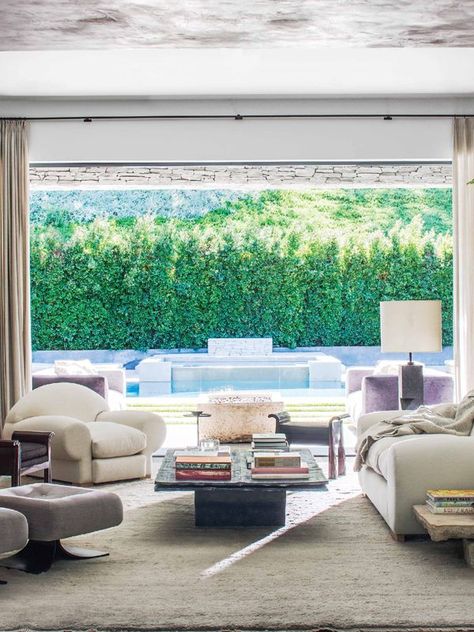 Take a Sneak Peek Inside Both Kylie and Kris Jenner's Los Angeles Homes Kris Jenner Home, Kylie And Kris Jenner, Kardashian Homes, Kardashian Houses, Kris Jenner House, Room Interior Colour, Kardashians House, Design Trends 2023, Kylie Jenner House