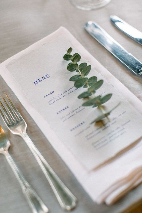 Napkin Menu Place Setting, Green Napkins Wedding, Wedding Napkin Ideas, Minimalistic Table Setting, Eucalyptus Napkin, Spiral Eucalyptus, Eucalyptus Wedding Decor, Napkin Ideas, Wedding Dinnerware