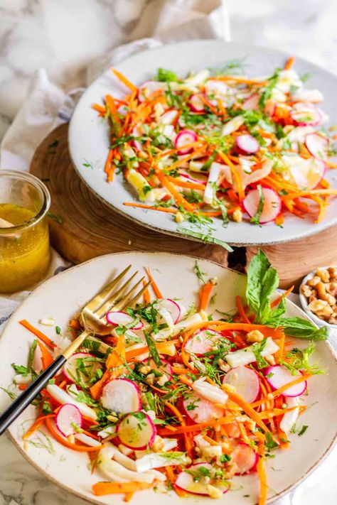 Carrot Fennel Salad, Carrot And Fennel Salad, Cooking Fennel, Side Dish Easy, Orange Dressing, Matchstick Carrots, Vegetarian Salad, Side Salad Recipes, Vegetarian Salads