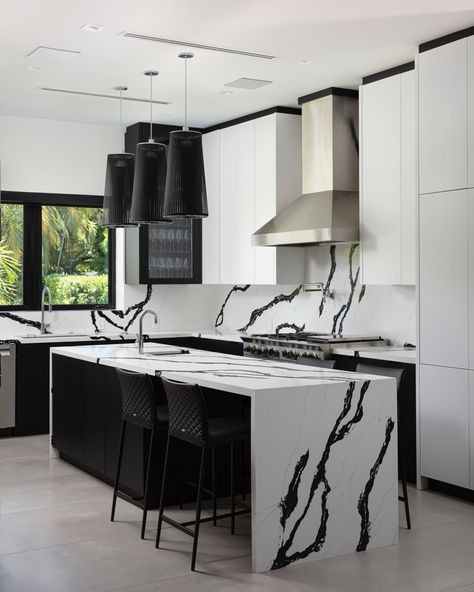 Modern Goth Kitchen, Black And White Modern Kitchen, Modern Black And White Kitchen, Goth Kitchen, Modern Kitchen Open, Kitchen Slab, Black Stairs, Black And White Kitchen, White Apartment