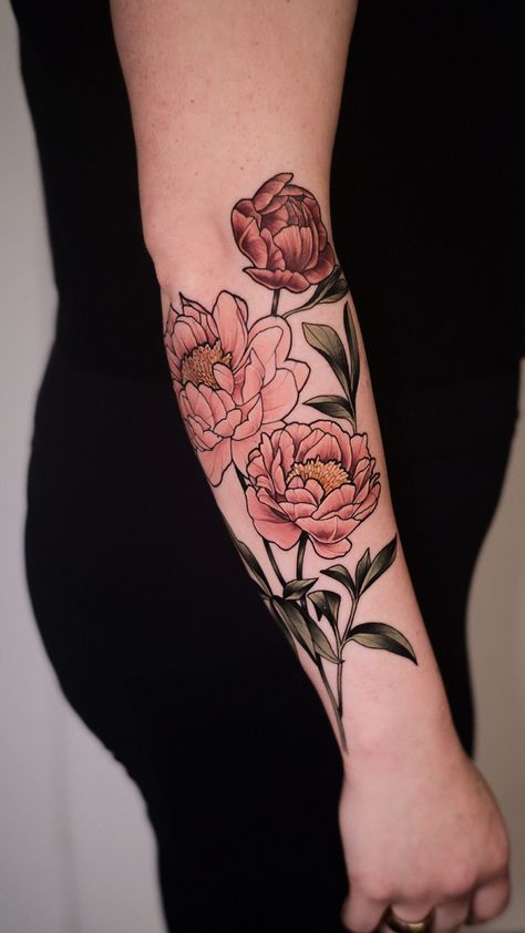 Peony tatto with muted colors, love the botanical and neotraditional style ! Peony Bud Tattoo, Neotraditional Peony Tattoo, Neo Traditional Peony Tattoo, Peony Tattoo Color, Peony Tattoo, Peony Bud, Tattoo Themes, Floral Tattoos, Peonies Tattoo