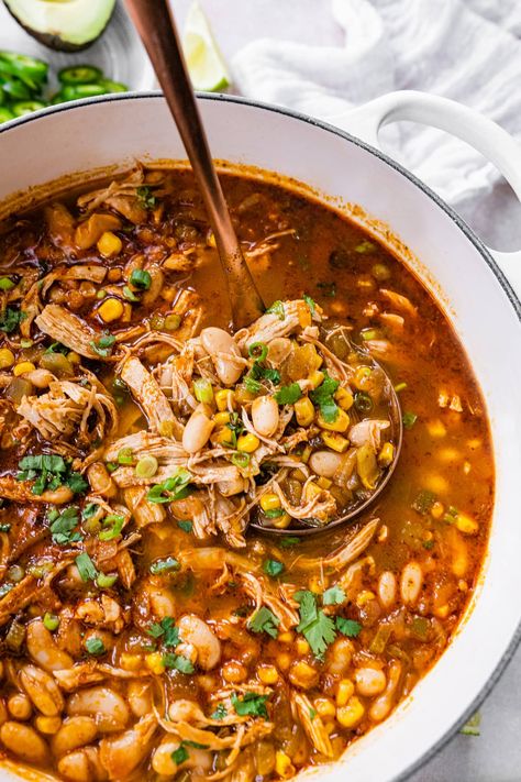 This healthy white bean chicken chili is loaded with cannellini beans, corn and green chiles. It’s packed with protein, has a ton of flavor and cooks up in just 30 minutes. Canneli Beans, Canneli Bean Recipes, Chicken And Bean Soup, Cannellini Bean Recipes, Health Soup Recipes, Metabolic Renewal, Chicken And Beans, Postpartum Recipes, Cannellini Beans Recipes