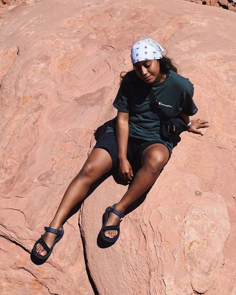 Camping Ootd, Hiking Fashion Summer, Ways To Wear A Bandana, Bandana Outfit, Cute Hiking Outfit, Hiking Outfit Fall, Summer Hiking Outfit, Earth Nature, Colorado Hiking