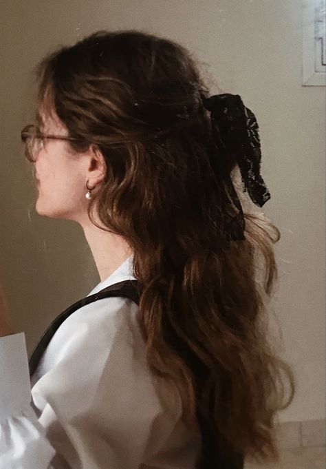 Bookish Haircut, Dark Academia Long Hair, Dark Academia Aesthetic Hair, Academia Hairstyles, Dark Academia Hairstyle, Dark Academia Hair, Thing Aesthetic, Mousy Brown Hair, Library Photoshoot