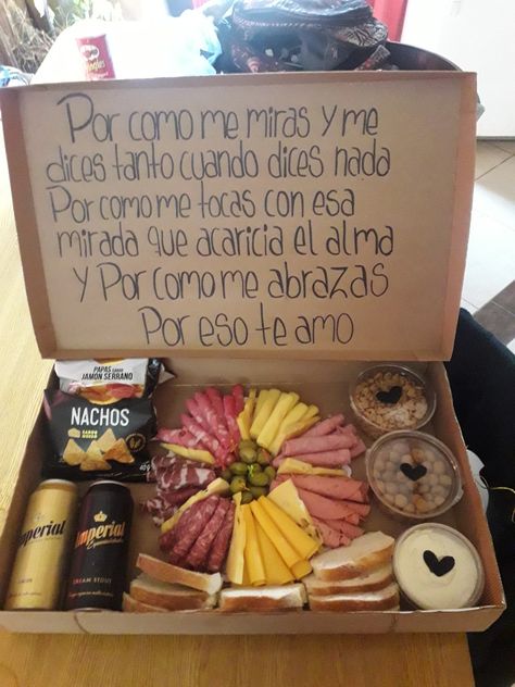 Caja con picada hecha de cartón corrugado  #Sorpresa #Perajas #Amor Ideas Para Desayunos Sorpresa, Ideas Dia Del Padre Para Vender, Ideas Para El Dia Del Padre, Charcuterie Gifts, Breakfast Gift, Charcuterie Recipes, Sweet Box, Anniversary Dates, Dinner With Friends