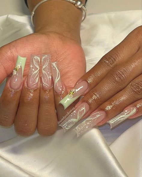 There's a new beauty trend taking over Instagram and it's absolutely stunning. Say hello to "quartz nails". Quince Nails, Quinceanera Nails, Quartz Nails, Green Acrylic Nails, Girly Acrylic Nails, French Acrylic Nails, Unique Acrylic Nails, Long Square Acrylic Nails, Acrylic Nails Coffin Short