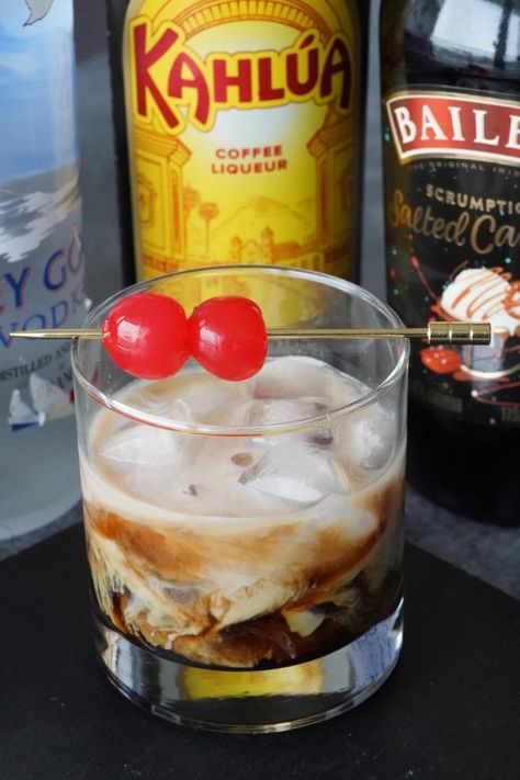 This Bailey's White Russian is very similar to the original only with Bailey's Irish Cream instead of regular cream. White Russian Recipe Baileys, Russian Drinks, Chocolate White Russian, Tipsy Bartender Recipes, White Russian Drink, Meal Board, White Russian Recipe, Russian Chocolate, Classic Vodka Cocktails