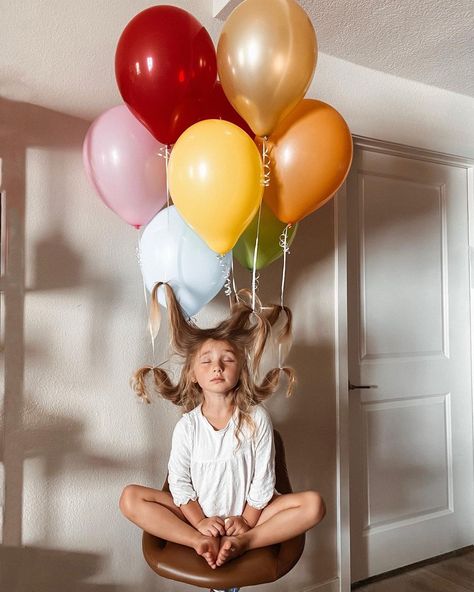 7 Birthday Photoshoot Ideas, Balloon Hair, Balloon Photoshoot, Crazy Hair Day, Birthday Photography, Foto Baby, Crazy Hair Days, Trik Fotografi, Shooting Photo