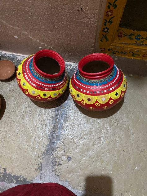 Clay Pots Decoration Ideas, Matuki Art, Garba Design Pot, Matki Decoration Ideas With Paint, Janmashtami Matki Decoration, Pot Designs Painted Indian, Mataka Art, Matka Decoration Pots, Small Pot Painting Ideas Creative