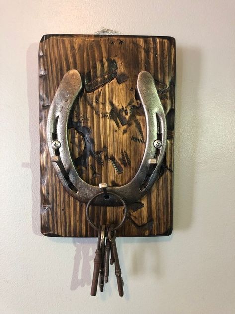 Scrap Metal Art Ideas, Key Racks, Horseshoe Crafts Projects, Horseshoe Projects, Barn Wood Crafts, Horseshoe Decor, Horseshoe Crafts, Welding Art Projects, Deco Nature