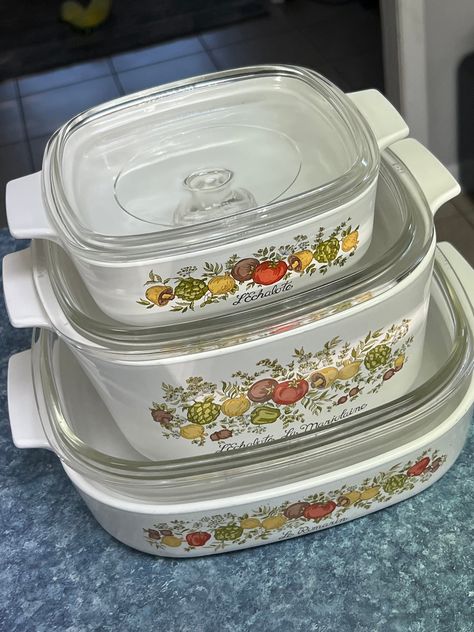 Vintage corningware set! Rare find! Complete with original glass tops. Vintage Pots And Pans, Antique Dishes Collectible, Tall Vase Arrangements, Carnival Glass Collection, Antique Kitchen Utensils, Vintage Pyrex Collection, Corningware Vintage, Vintage Pyrex Patterns, Vintage Dishes Antiques