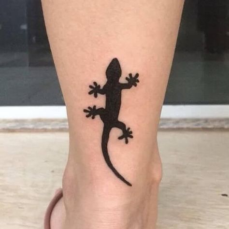 21 Small Lizard Tattoo Designs For Men and Women Small Lizard Tattoo, Iguana Tattoo, Tattoos Ankle, Small Lizard, Gecko Tattoo, Cover Up Tattoos For Men, Lizard Tattoo, Beetle Tattoo, Small Dragon Tattoos