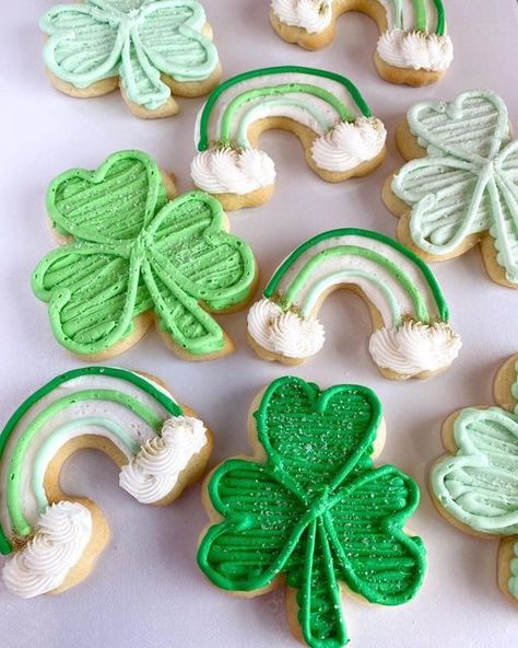 AmyCakes on Instagram: "Happy March 1st ☘️ shamrock sugar cookies are now available to order online for pick up the week of St. Patrick’s day!" Baked Good Ideas, Cookie Box Ideas, Buttercream Frosting Cookies, Buttercream Sugar Cookies, Patty Food, Green Treats, St Baldricks, St Patrick Day Snacks, St Patricks Day Cakes