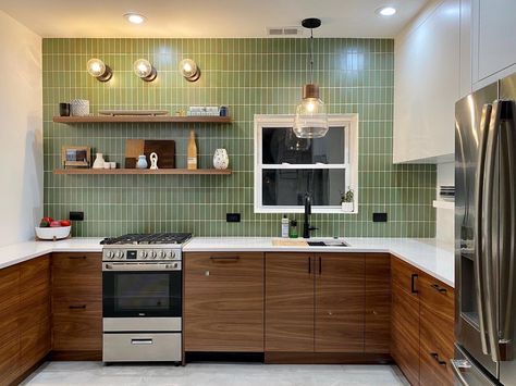 Green Kitchen Tile Ideas - 10 ways to bring the outside in - Atlas Ceramics Reapolstering Chairs, Mid Mod Kitchen, White Upper Cabinets, Two Tone Kitchen Cabinets, Mcm Kitchen, Kitchen Cabinet Ideas, Natural Nursery, Two Tone Kitchen, Green Kitchen Cabinets