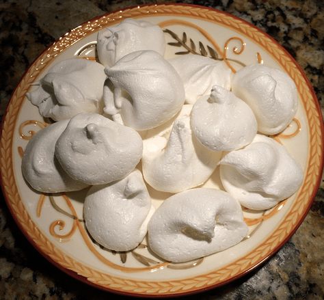 Angel Kisses Forgotten Cookies Resurrection Cookies Recipe, Forgotten Cookies Recipe, Easy Meringue Cookies, Fat Free Desserts, Kisses Cookies, Chocolate Chip Meringue Cookies, Easy Meringues, Angel Party, Kiss Cookie Recipe