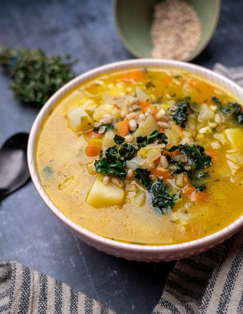 Pearl Barley Soup, Easy Vegan Soup, Barley Recipe, Vegan Curry Recipes, Leek Recipes, Pearl Barley, Barley Soup, Vegan Curry, Vegan Soup Recipes