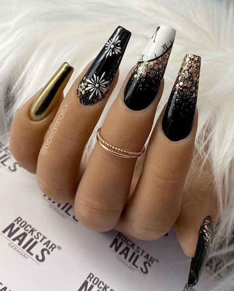 New Year Nails, Nye Nails, New Years Nail Art, New Years Nail Designs, New Years Eve Nails, January Nails, Nails Design With Rhinestones, Pretty Nail Art Designs, New Year's Nails