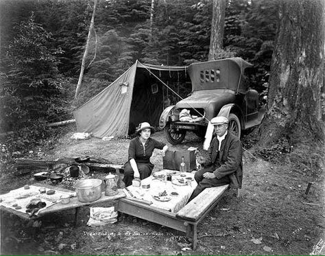 1920s Auto Camping. Vintage Camping Photos, Trailers Vintage, Camping Checklist Family, Couple Camping, Auto Camping, Camping Vintage, Camping Products, Chuck Box, Travel Trailer Camping