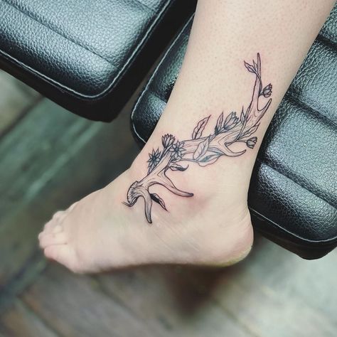 Black Kat on Instagram: “Did this sweet floral antler for an awesome lady!! Thank you for coming in! I appreciate the support!  #FemaleEntrepreneur #Tattoo…” Deer Antler Tattoo With Flowers, Antler Tattoos, Small Inspirational Tattoos, Antler Tattoo, Cowgirl Tattoos, Hunting Tattoos, Cute Simple Tattoos, Floral Antlers, Western Tattoos