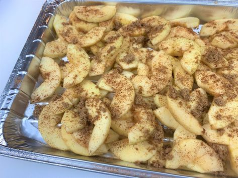 Cinnamon Apple Crisp, Fresh Apple Recipes, Apple Brown Sugar, Grilled Desserts, Apple Crisp Easy, Traeger Recipes, Pellet Grill Recipes, Apple Crisp Recipes, Grill Recipes