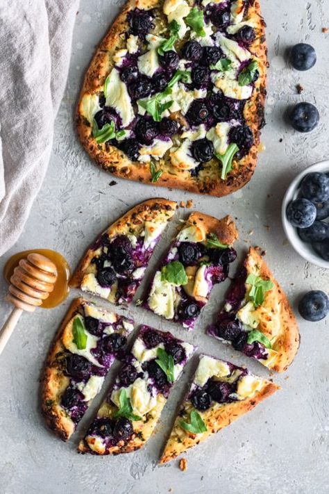 Blueberry & Goat Cheese Naan Flatbread - Dash of Mandi Naan Flatbread Recipes, Flatbread Appetizers, Goats Cheese Flatbread, Blueberry Goat Cheese, Pescatarian Meals, Cheese Naan, Flatbread Pizza Recipes, Naan Flatbread, Easy Flatbread