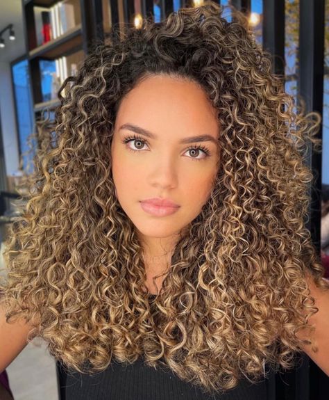 Beyonce Hair Color, Curly Balayage Hair, Blonde Highlights Curly Hair, Beyonce Hair, Dyed Curly Hair, Highlights Curly Hair, Brown Curly Hair, Curly Hair Photos, Blonde Curly Hair