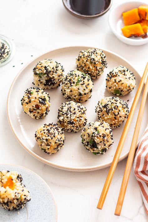 Super Tasty Vegan Sushi Balls - A Little Bit Yummy Sushi Balls, Low Fodmap Vegan, Caramelised Banana, Fodmap Vegan, Fodmap Lunch, Stew Dinner, Polenta Fries, Lamb Skewers, Christmas Shortbread