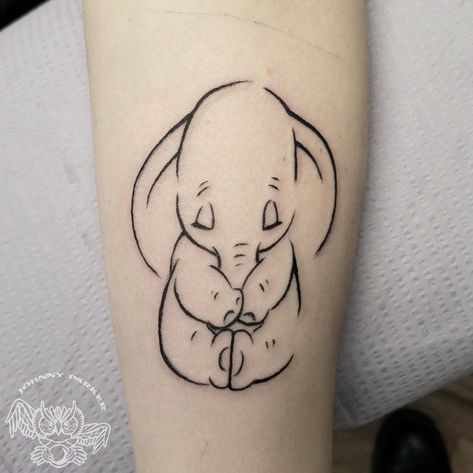 Simple Disney Tattoos, Minimalista Disney, Dumbo Tattoo, Disney Inspired Tattoos, Disney Tattoos Small, Small Wave Tattoo, Disney Minimalist, Tattoo Diy, Mouse Tattoos