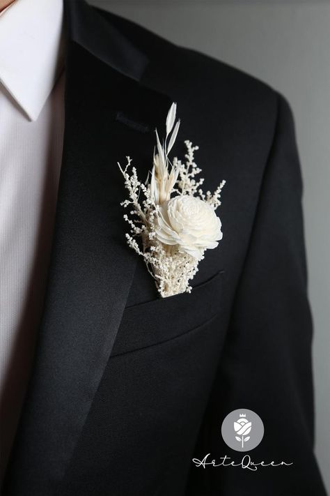 Grooms Bouquet, Mens Boutineers Wedding, Boutonniere Styles, Flowers Groomsmen, Edgy Elopement, Boutineer Wedding, Men Wedding Accessories, White Corsage, Father Of Bride