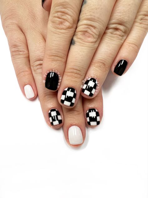 Checkered Nails Black, Skater Nail Ideas, Black And White Check Nails, Checkered Pedicure, Black And White Checked Nails, Checkered Nails Black And White, Black And White Checkered Nails Short, How To Do Checkered Nails, Black Nails Checkered