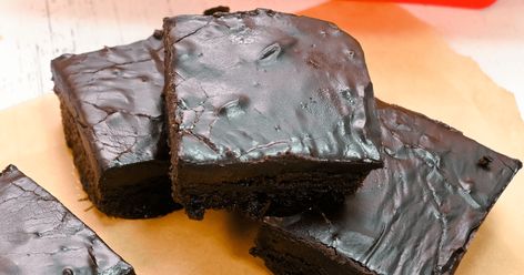 One of my favorite ways to frost a cake or brownies is with that old fashioned frosting, but I've always just seen it made on the stove. Now you can make Microwave Hard Chocolate Fudge Hard Chocolate Fudge, Choc Icing, Frost A Cake, Chocolate Fudge Icing, Fudge Icing, Microwave Dessert, Chocolate Fudge Frosting, Fudge Frosting, Brownie Toppings