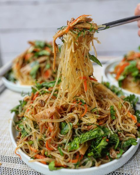 Korean Noodle Dishes, Hmong Food, Glass Noodle Salad, Philippine Cuisine, Pork Seasoning, Homemade Chinese, Noodle Recipe, Noodle Dish, Glass Noodles