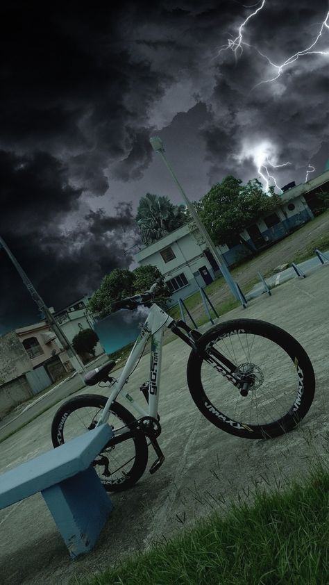 Foto Stunt Bike Wallpaper, Bike Wallpaper, Robin Comics, Stunt Bike, Bmx Bikes, Grunge Photography, Neymar Jr, Bmx, Neymar